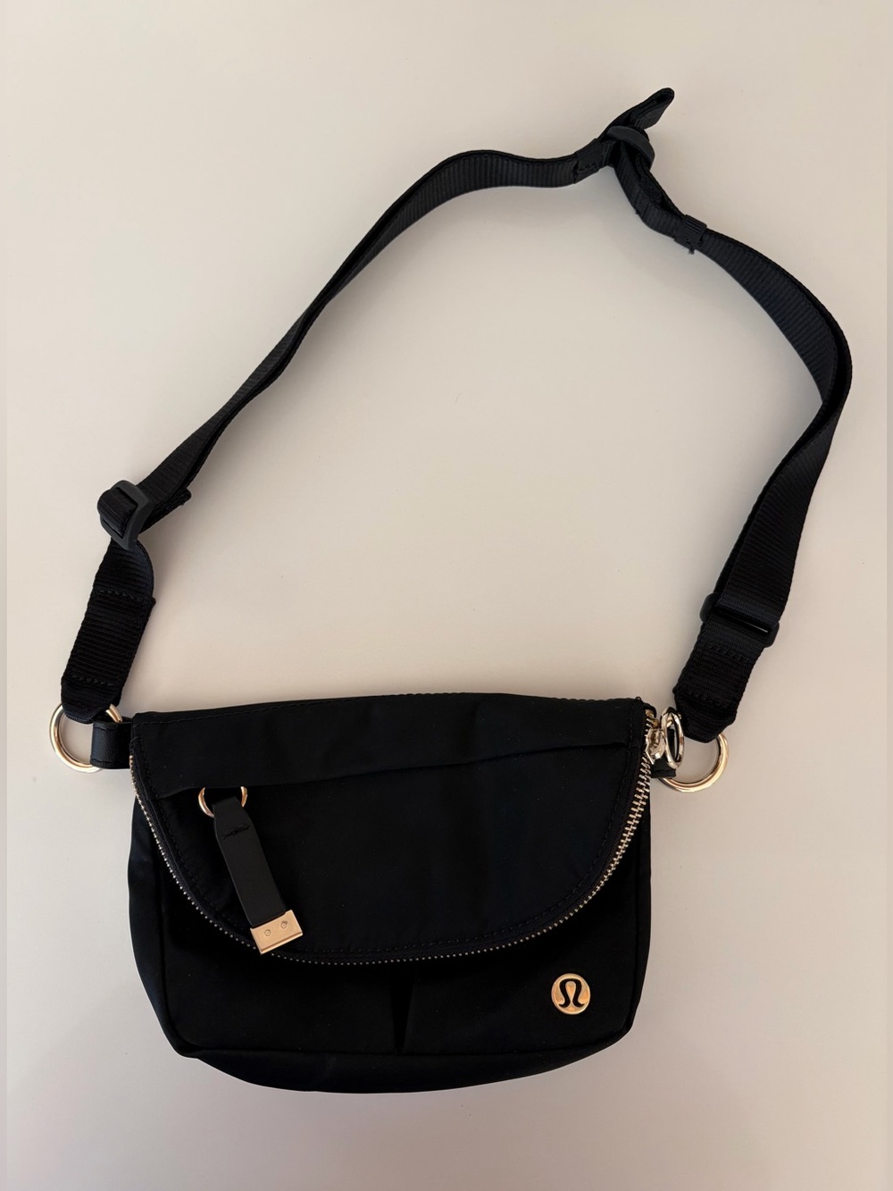 Lululemon All Night Festival Belt Bag *3L
Black / Gold